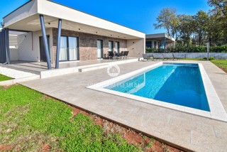 Moderna casa al piano terra con piscina in una zona tranquilla