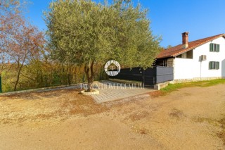 Accogliente casa bifamiliare con giardino privato e molta privacy ai margini del paese