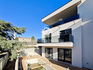 Appartamento di lusso con terrazza sul tetto e vasca idromassaggio e splendida vista sul mare