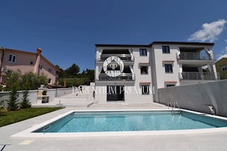 Moderna casa bifamiliare con piscina