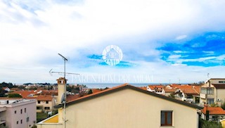 Nuovo appartamento con terrazza e vista mare, a 800 metri dal centro di Parenzo e dalle spiagge ben tenute
