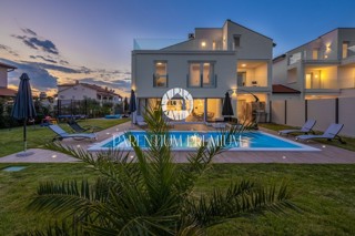 Villa moderna con piscina non lontano da Parenzo
