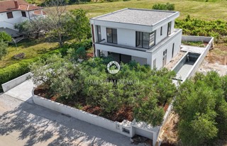 Casa moderna con piscina e finiture di alta qualità