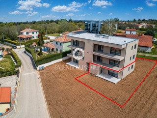 Appartamento spazioso con terrazza coperta e ampio giardino – vicino a Parenzo