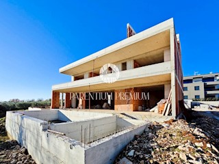 Una villa attraente con una bella vista e ricchi contenuti