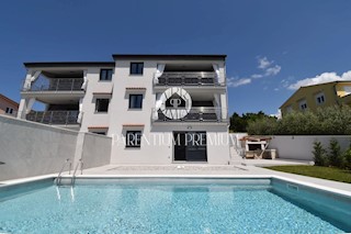 Moderna casa bifamiliare con piscina