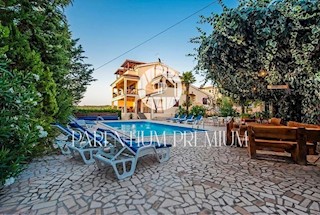 Immobile per investitori: Palazzina a Parenzo con 5 appartamenti con vista sul mare e sulla natura