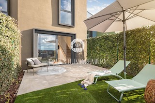Casa moderna e attrezzata con cortile e vista mare, a 900 metri dalla spiaggia