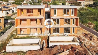 Casa moderna con 2 appartamenti e una piscina con una bellissima vista sul mare
