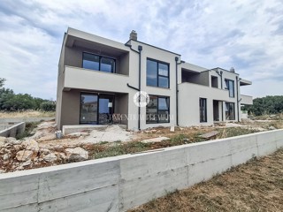 Appartamento al 1° piano con tre camere da letto, giardino privato e piscina condominiale