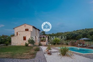 Opportunità!!! Casa in pietra con piscina e ampio giardino