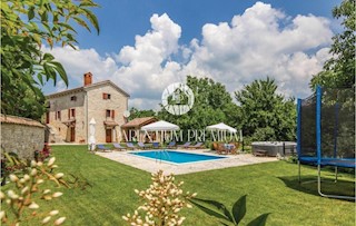 Casa in pietra ristrutturata con molto terreno