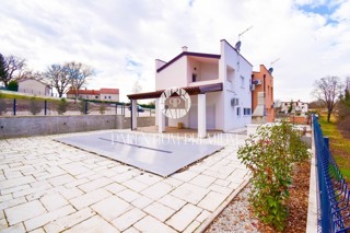 Moderna casa bifamiliare con piscina nelle vicinanze di Parenzo