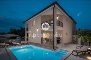 Una nuova villa completamente arredata con piscina in un tranquillo villaggio vicino a Parenzo