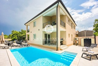 Una nuova villa completamente arredata con piscina in un tranquillo villaggio vicino a Parenzo