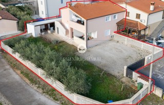 Ampia casa con due appartamenti, grande giardino e taverna