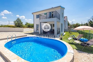 Una nuova casa arredata con piscina in una posizione tranquilla vicino a Parenzo