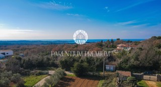 Moderno appartamento di lusso a due piani con piscina e vista mare