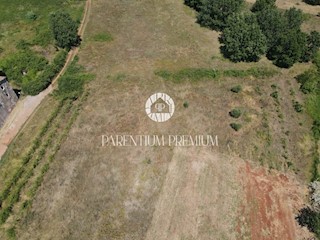 Terreno attraente in un posto tranquillo ai margini del villaggio