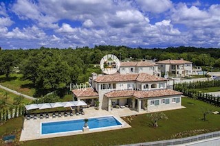 Lussuosa villa in pietra con piscina e zona sportiva