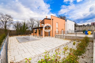 Eccellente nuova casa con 2 unità abitative e 2 piscine, ideale per il turismo