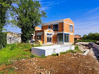 Una nuova casa con piscina nelle vicinanze di Parenzo, non lontano da Orsera