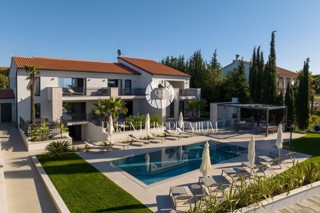 Lussuosa villa confortevole con piscina e vista mare vicino alla città