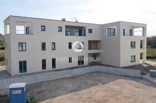 Moderno appartamento al piano terra con 3 camere da letto e ampio cortile vicino alla spiaggia