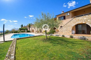 Casa a schiera con splendida vista panoramica sul mare e piscina condominiale