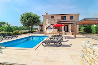 Una bellissima villa in pietra con piscina