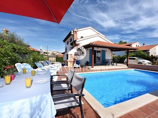 Una bella casa con piscina
