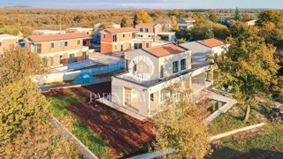 Una moderna casa a basso consumo energetico con piscina attrezzata con mobili di design