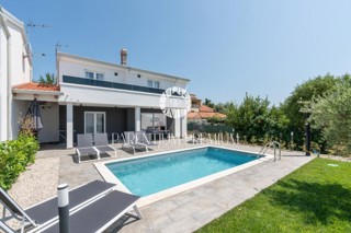 Villa completamente attrezzata con piscina e vista mare vicino a Parenzo e alla spiaggia