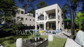 Terreno edificabile esclusivo con permesso per una casa bifamiliare, a 1.000 m dal mare