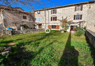 Affascinante casa in pietra istriana con cortile