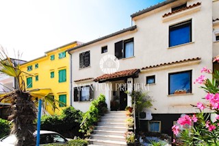 OPPORTUNITÀ!!! Una spaziosa casa familiare con molto potenziale, a 50 metri dal mare