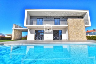 Bella casa moderna vicino a Parenzo e al mare
