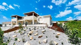 Lussuosa villa in pietra in posizione tranquilla con vista panoramica