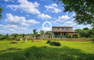 Casa in pietra ristrutturata con molto terreno