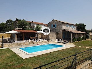 Casa in pietra ristrutturata con molto terreno