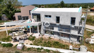 Eccellente nuova casa con piscina