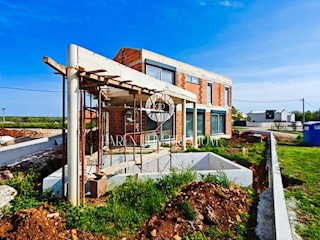 Eccellente nuova casa con piscina
