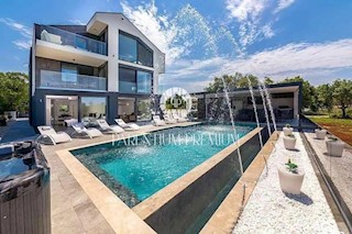 Casa di lusso con tre unità abitative, prima fila al mare