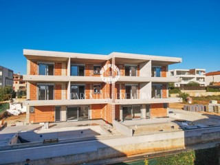 Moderno appartamento al 1° piano con due terrazzi vista mare, a soli 700 mt dal mare e dal porto turistico