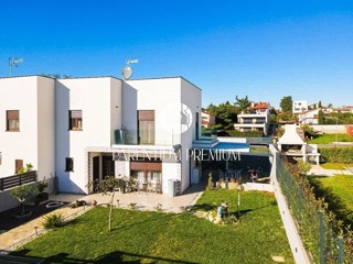 Moderna casa a schiera completamente attrezzata con cortile