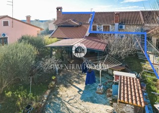 Una bella casa in pietra completamente ristrutturata in un tranquillo villaggio istriano con un ampio cortile