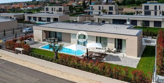 Moderna villa di lusso con piscina e vista panoramica sul mare