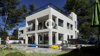 Appartamento esclusivo con vista panoramica sul mare e ampia terrazza sul tetto