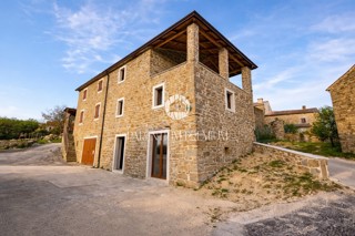 VENDITA ESCLUSIVA – Casa in pietra istriana autentica con vista mare, completamente ristrutturata nel 2025