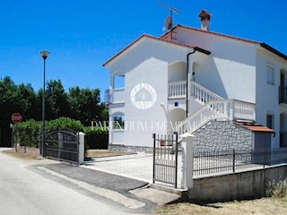 Casa ristrutturata con ampio giardino e 5 appartamenti arredati non lontano da Parenzo